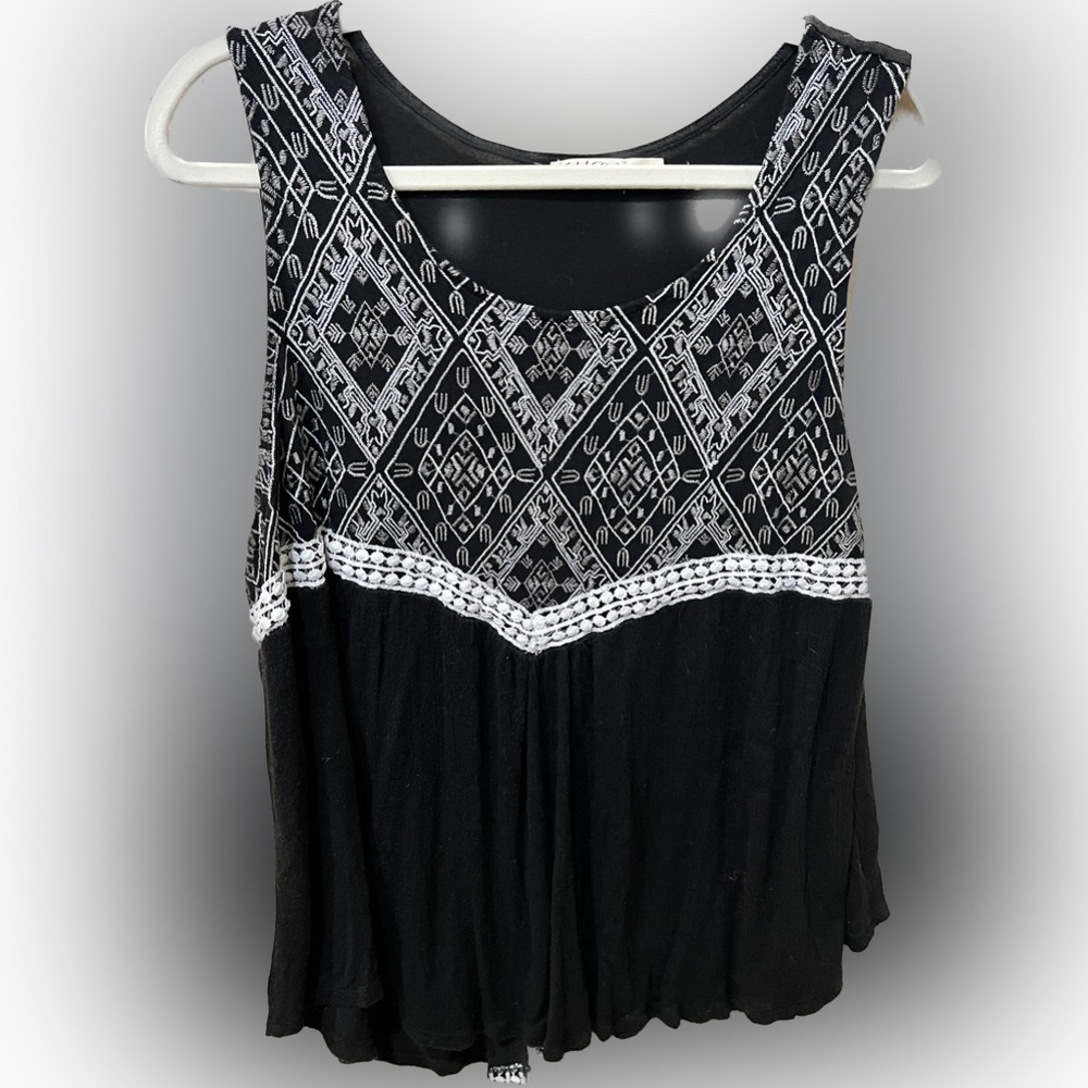 #52 Black & White Rayon Dressy Sleeveless Blouse